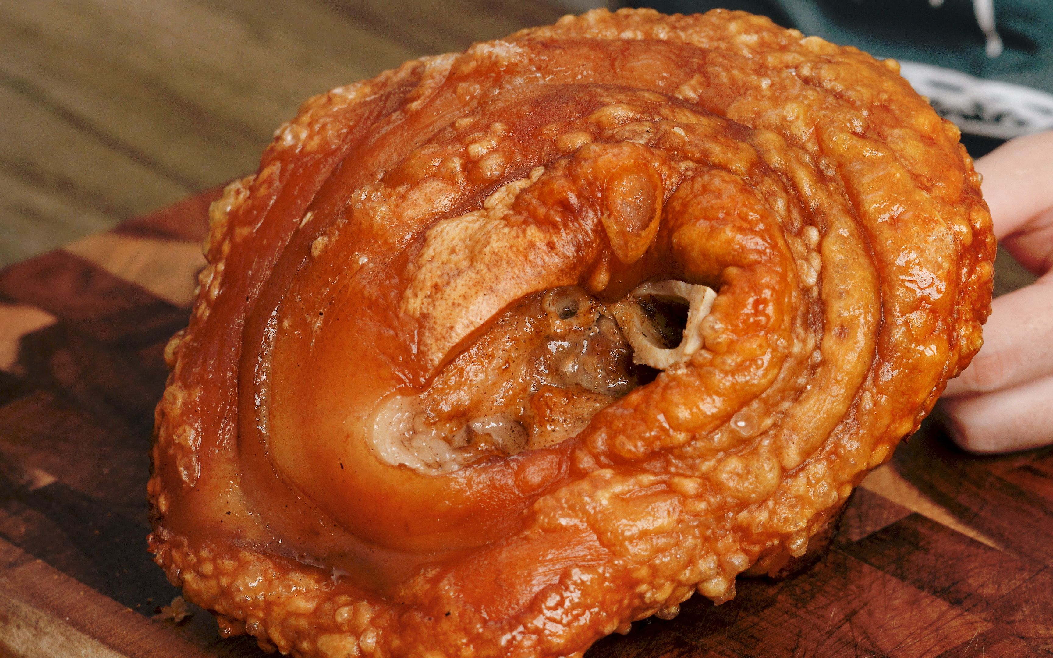 一口"咔嚓 咔嚓"的脆皮大肘子!