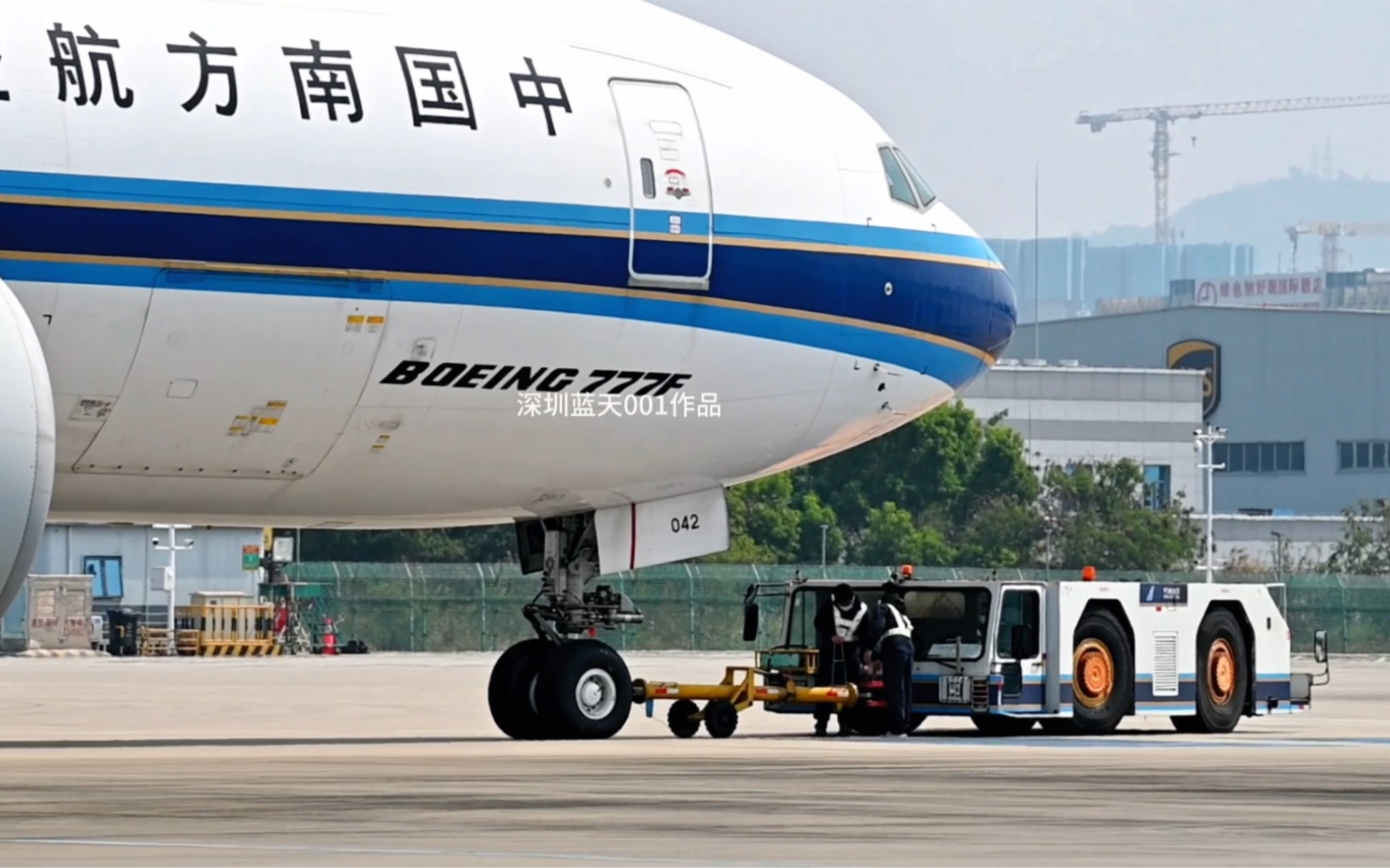 近距离看南航777f推出,发动机真大.