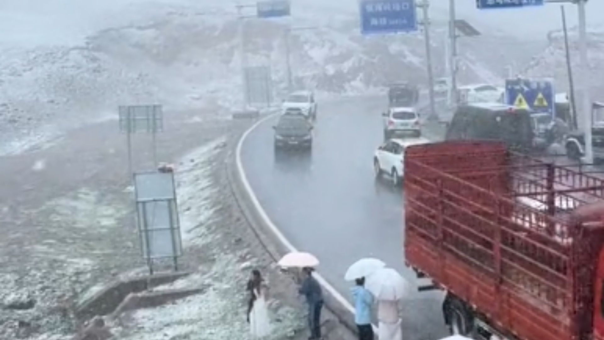 祁连山七月飞雪主打一个反骨,不仅入夏失败,还一秒入冬哔哩哔哩bilibili