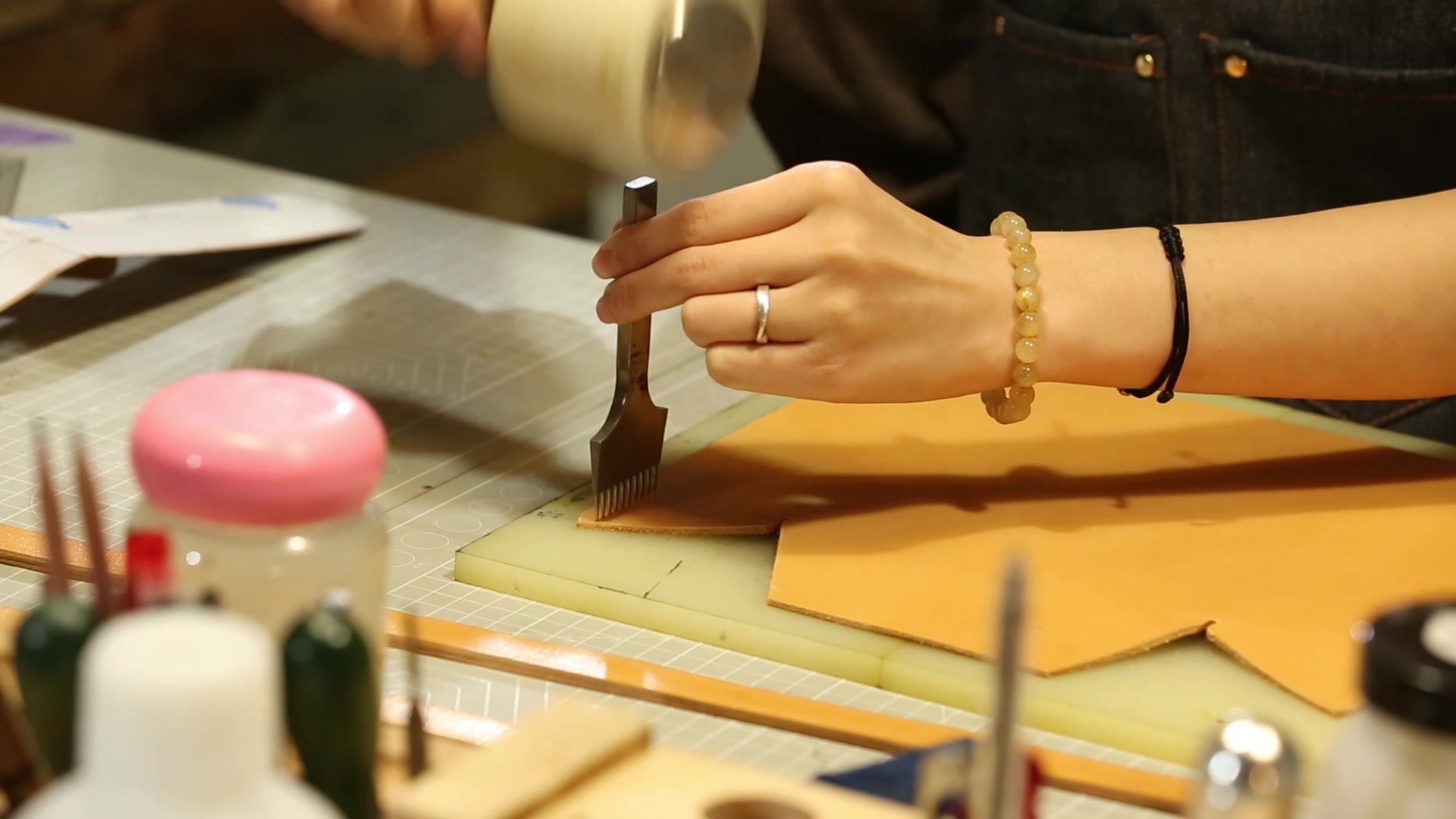 皮匠手工做一个轻奢的水桶包,简单几步的做法,成品很不错_哔哩哔哩