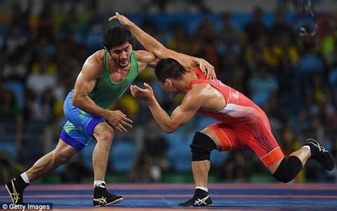 2016里约奥运会蒙古国摔跤教练脱♂衣抗议实况