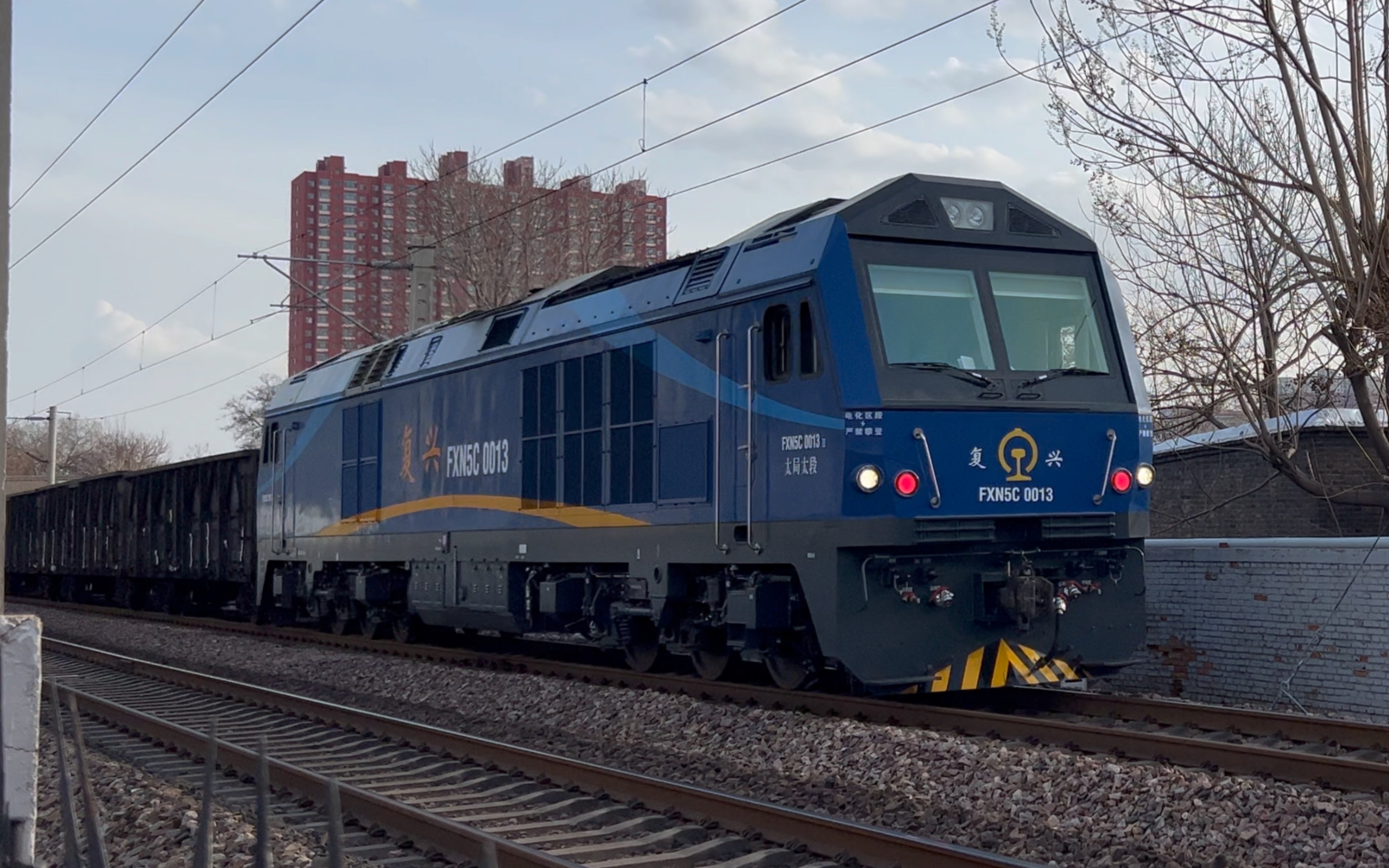 太局太段fxn5c-0013牵引敞车大列快速通过!
