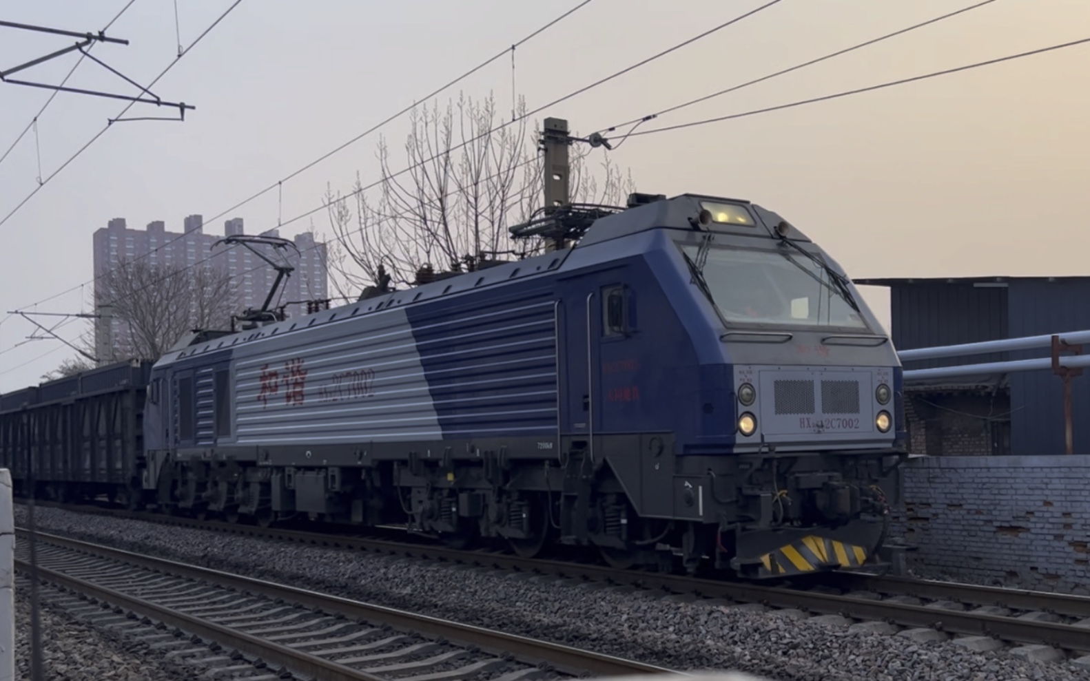 【万黑群中一点黄】大同地铁全新hxd2c-7002牵引货列通过,内含一节w6s