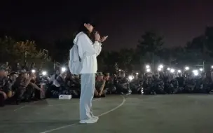 Télécharger la video: 绝美学姐一首《关键词》，祝学弟学妹们可以在大学也找到属于自己的“关键词”！！