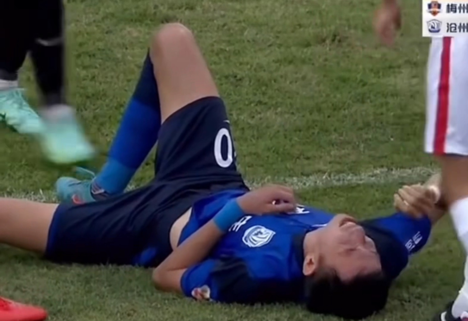 帅哥任意球不护裆,足球痛击要害