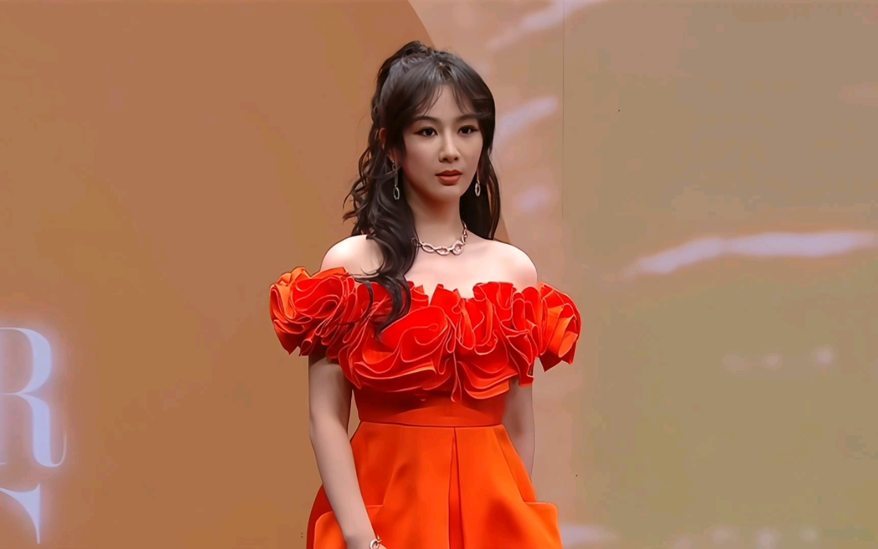 杨紫橙色花朵抹胸裙