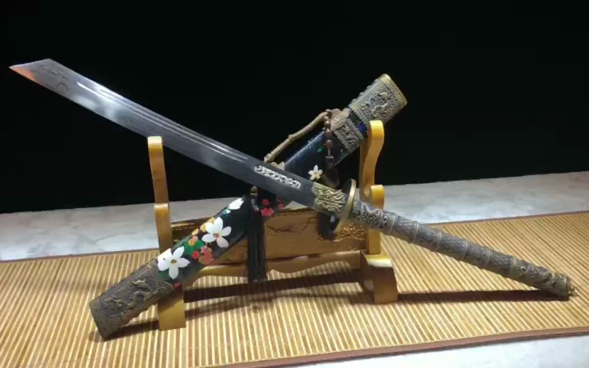 龙泉麒麟至尊版康熙战刀.手工折叠扭转纹锻打,大血槽设计.