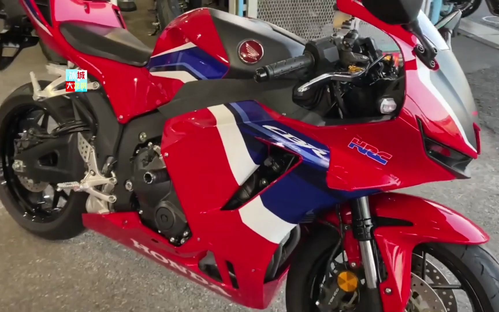 2022款本田cbr600rr跑车,四缸引擎,外观犀利,售价10.5万配abs