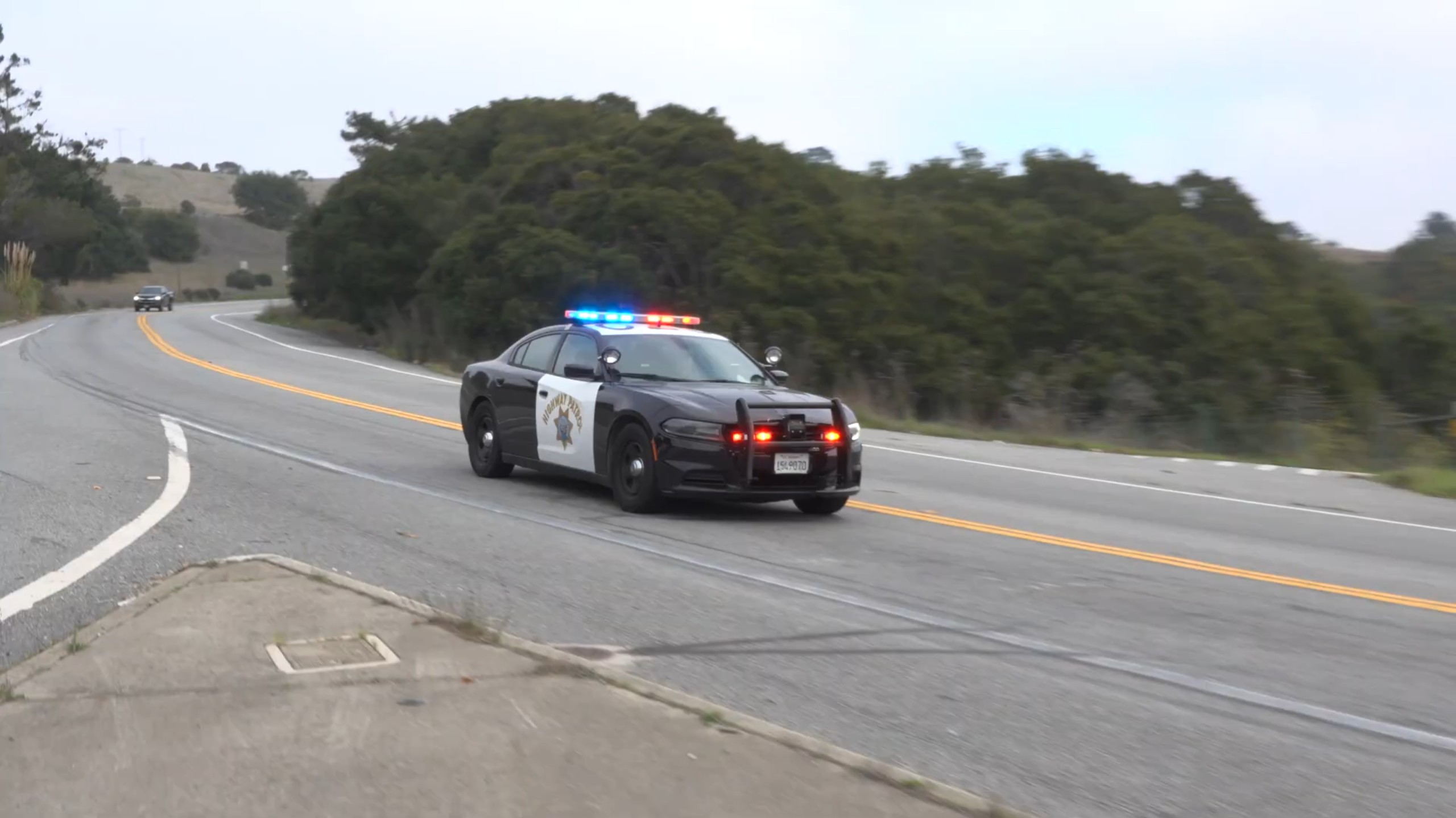 加州公路巡逻队道奇charger警车出警