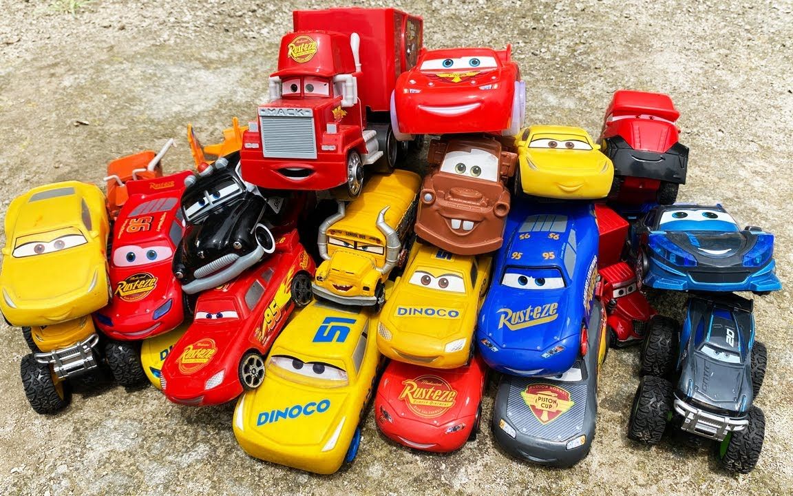 红色,黄色的闪电麦昆,越野车,工程车堆起来,少儿玩具车启蒙