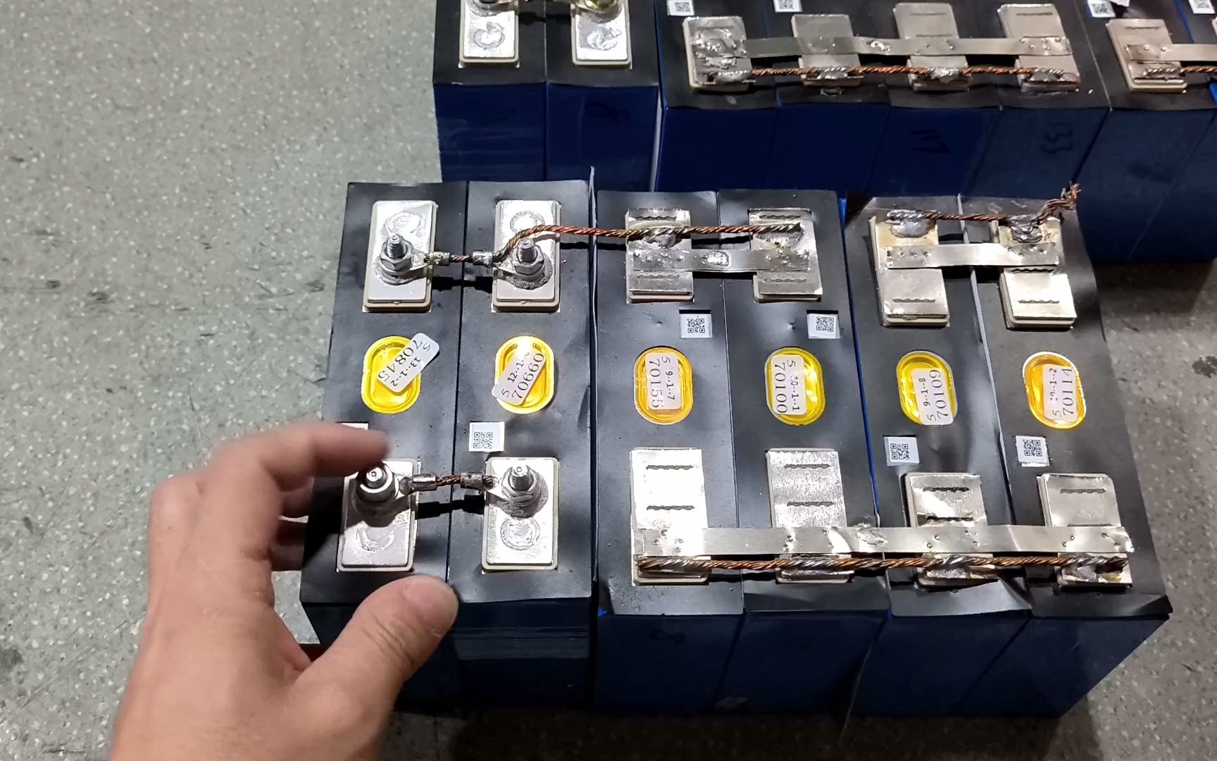 diy一组24v锂电池,才带1400瓦就发烫,拆开看看是什么问题_哔哩哔哩