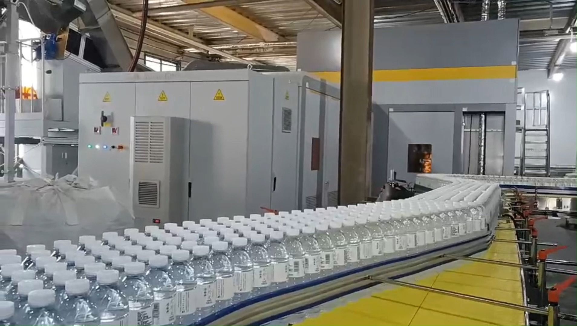 矿泉水膜包机饮料瓶装乳品调味品全自动打包机