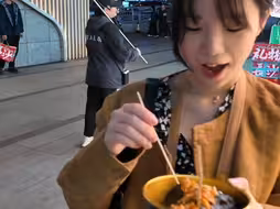带樱花妹女友吃长沙臭豆腐