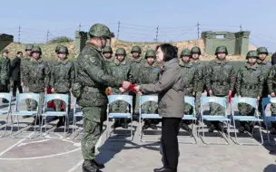 Télécharger la video: 蔡英文铁了心“以武拒统”？专家：她已成功收编台军高级将领