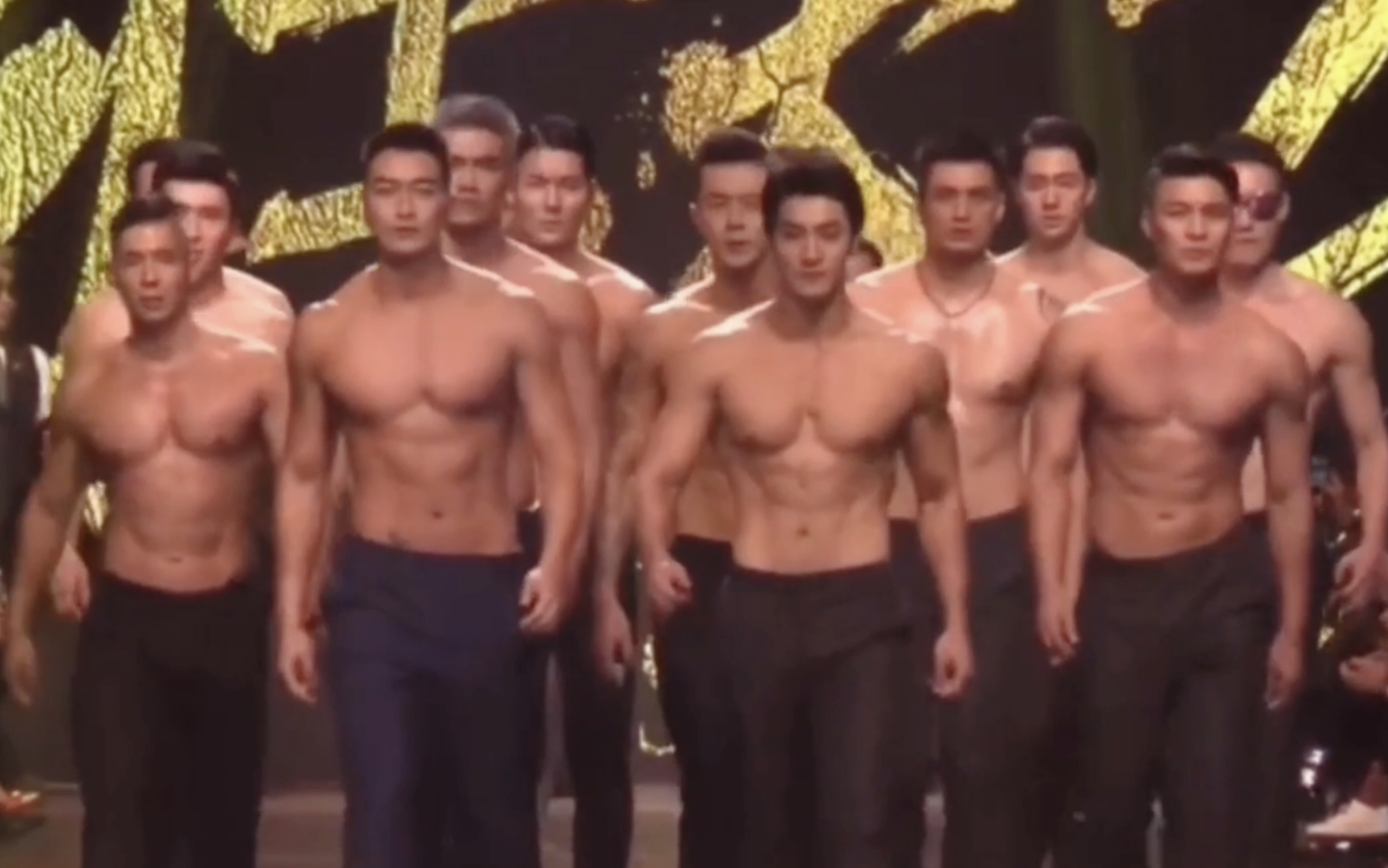 【中国男模】2019骑士兄弟大秀,满场精壮型男_哔哩哔哩_bilibili