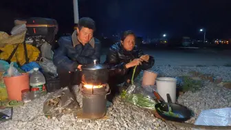 Video herunterladen: 两夫妻骑踏板穷游流浪云南，快递没有拿到走不了，晚上吃点小青菜