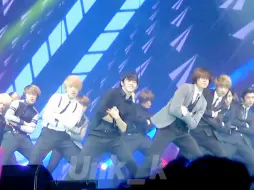 Descargar video: 【seventeen】稀有14年全员未成年时期sorry sorry公演舞台舞台 果然刀群舞团之所以叫刀群舞团