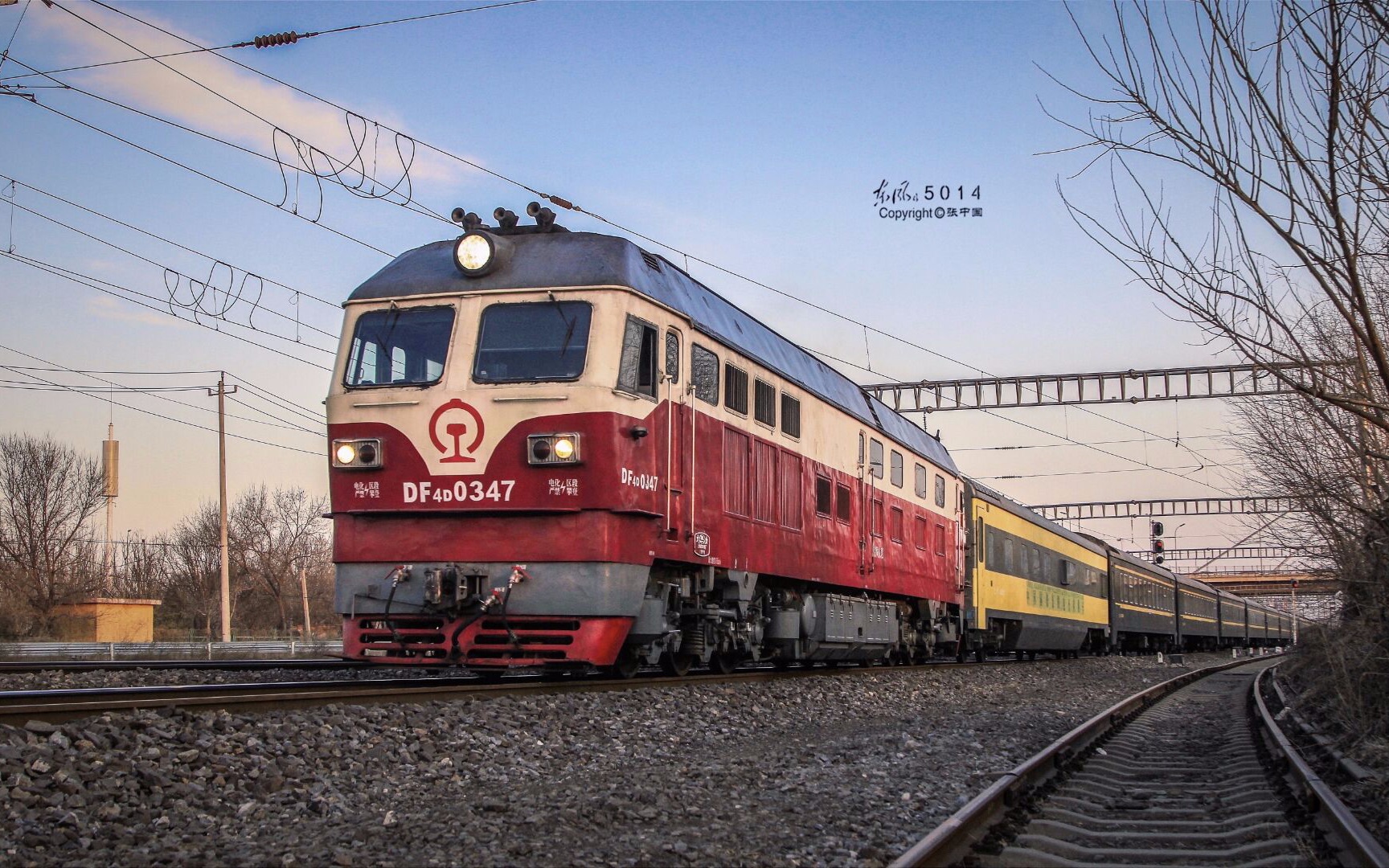 先进动力k603次列车机后加挂电务检小黄车通过石景山南站