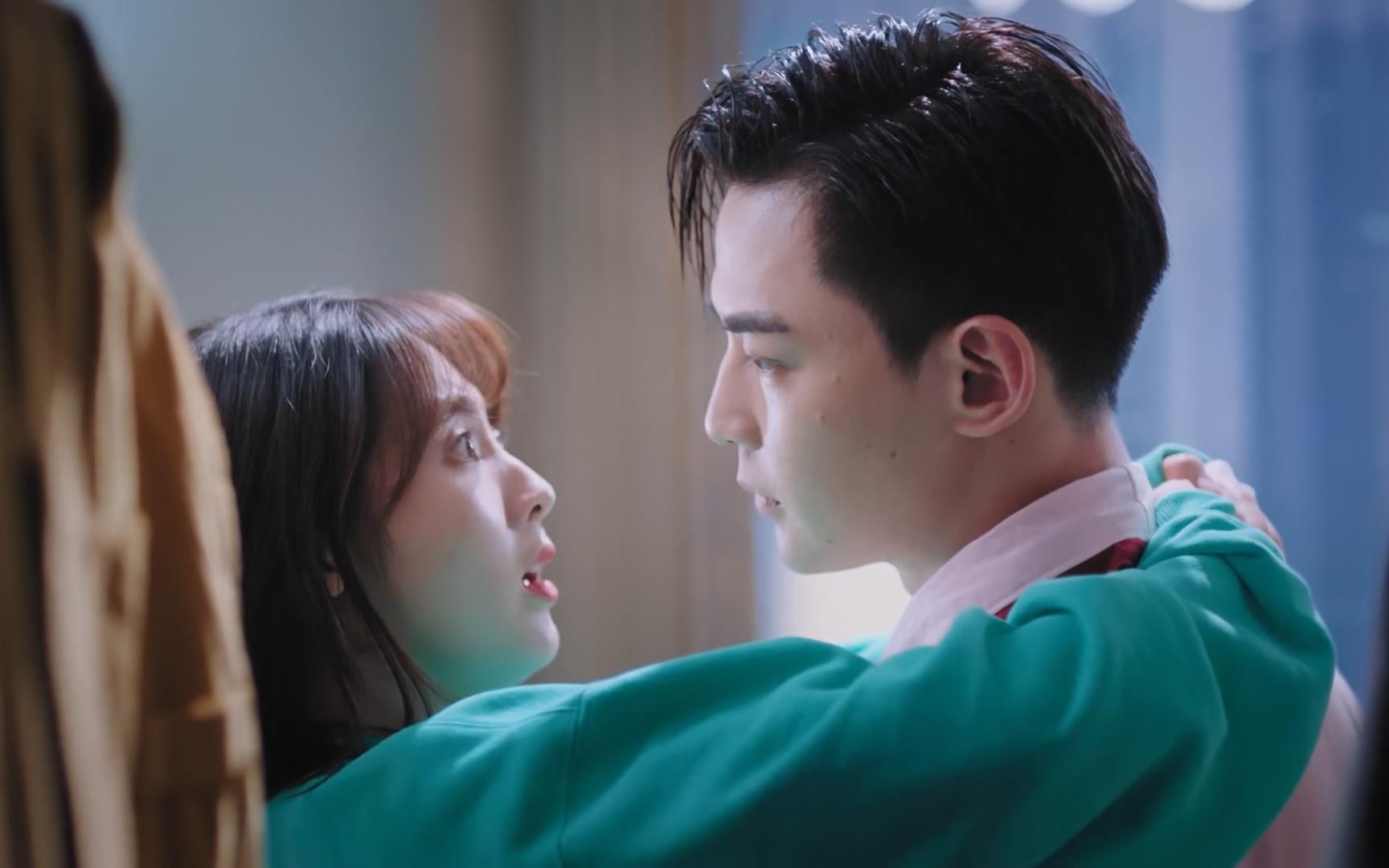 唐晓天穿粉色浴袍太好玩抱着邢菲我要你