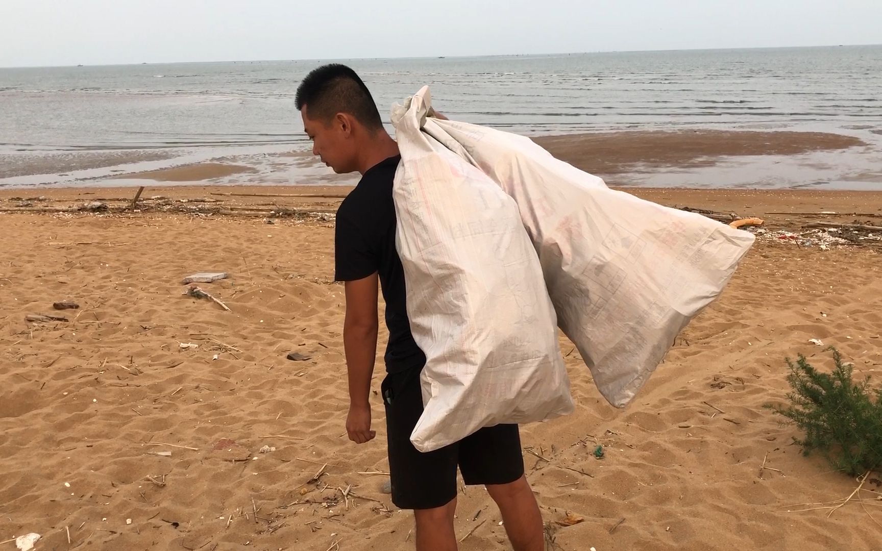 小斗赶海时在岸边收获满满,两个麻袋都不够装