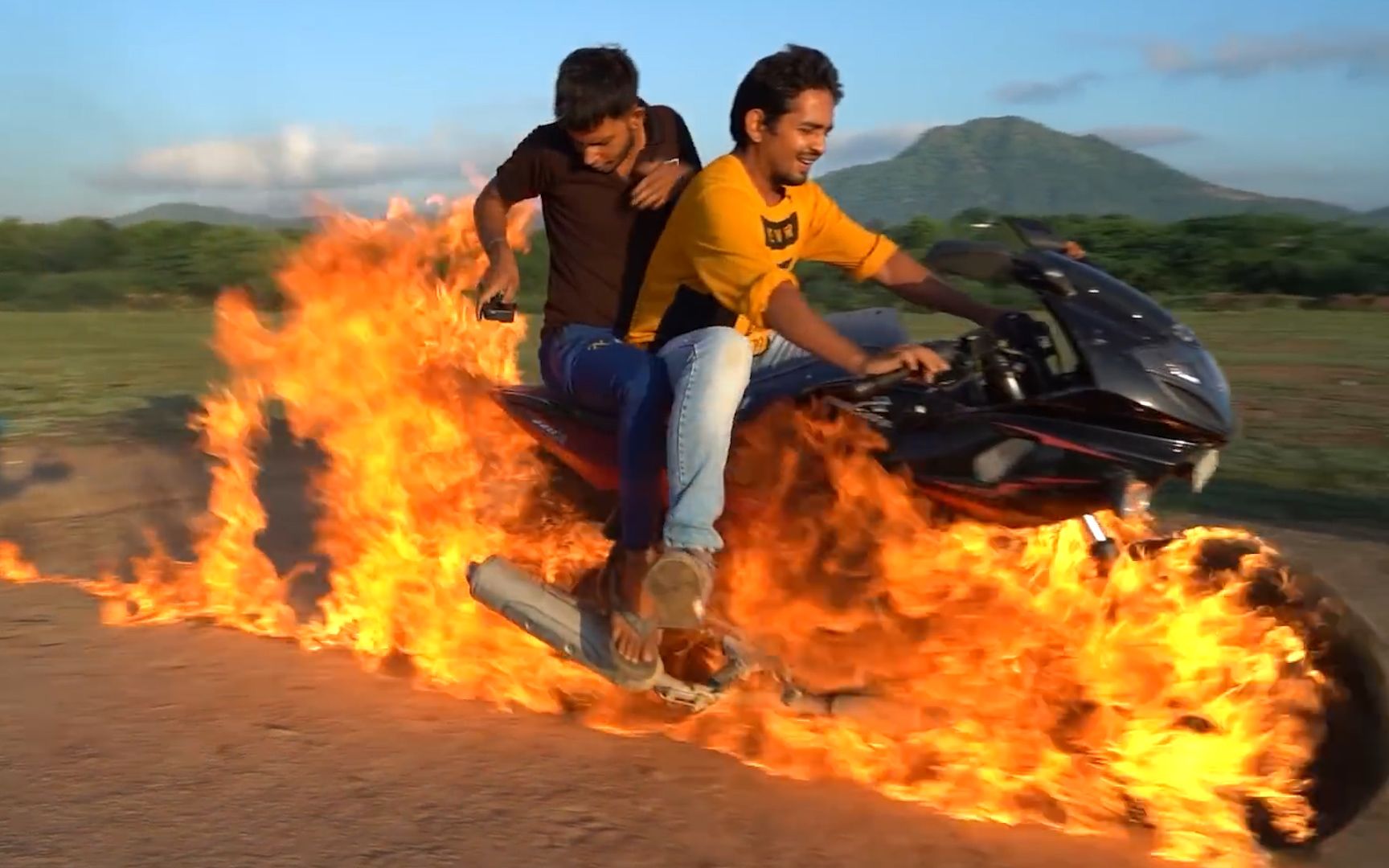 山寨版"恶灵骑士"摩托车,启动的瞬间被点燃,这画面简直太美了