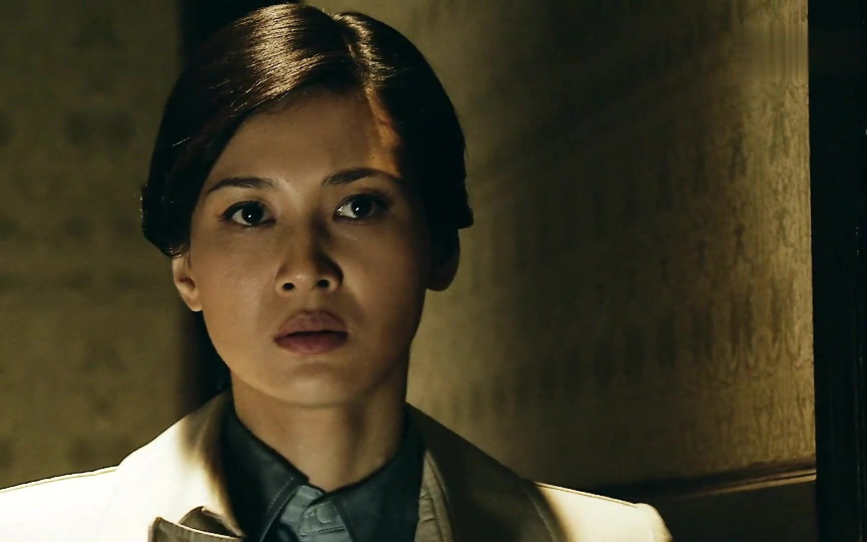 断刺 李赫男在临走前试图带上儿子一起走,然而嬷嬷也是特务,正在保育