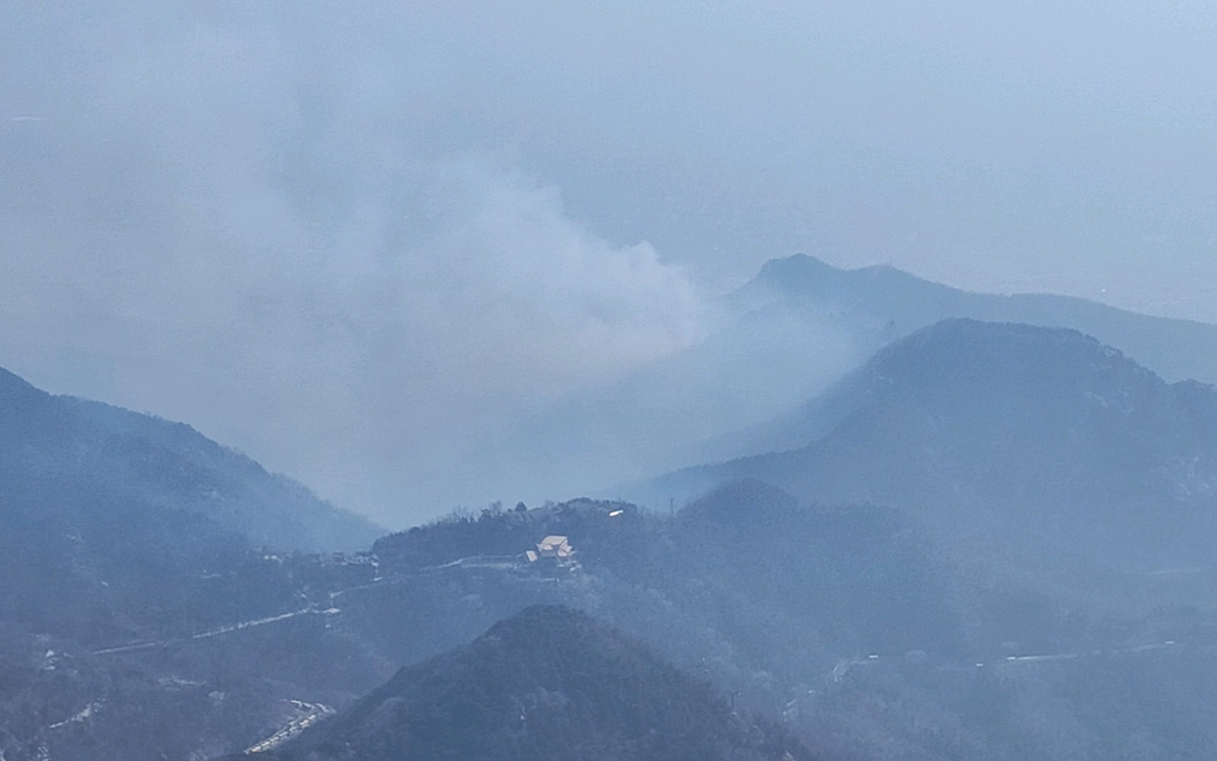 3月5日泰山景区疑似发生火灾,景区消防员已经前往具体情况请关注官方报道.哔哩哔哩bilibili