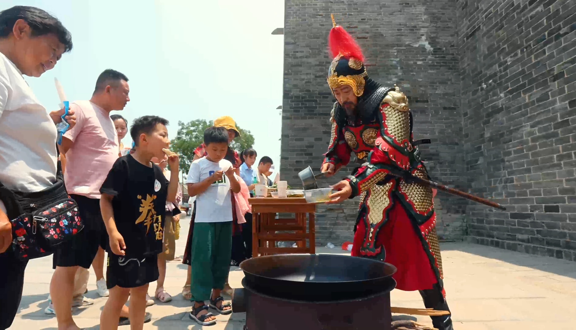 6月10日,商丘古城景区准备了“伤力草打鸡蛋”和粽子供游客免费品尝.逢端午节,吃伤力草打鸡蛋成为豫东(商丘)地区一带的习俗,据说能防治“五痨...