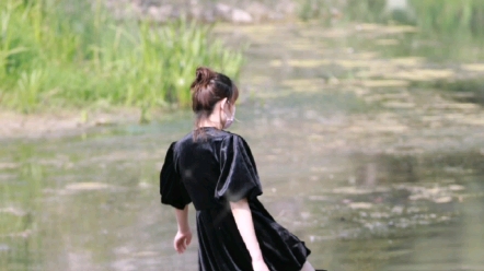 [图]黑丝过膝雨靴踩水踩泥