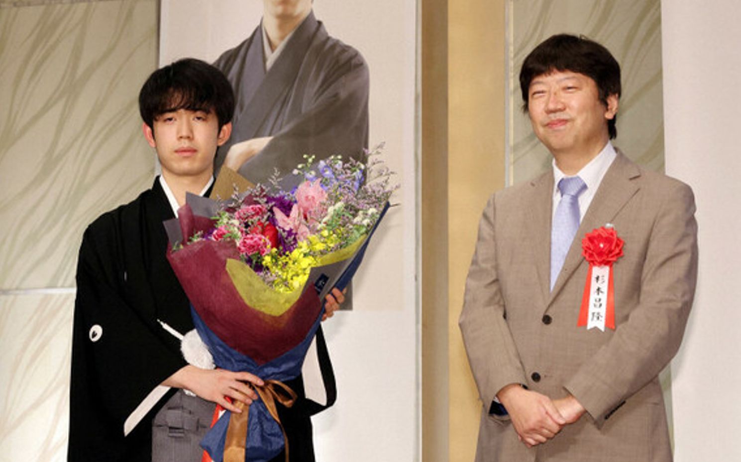 19岁日本天才棋手藤井聪太出席龙王头衔就位仪式:未来可期(中日双语)(22/01/25)哔哩哔哩bilibili