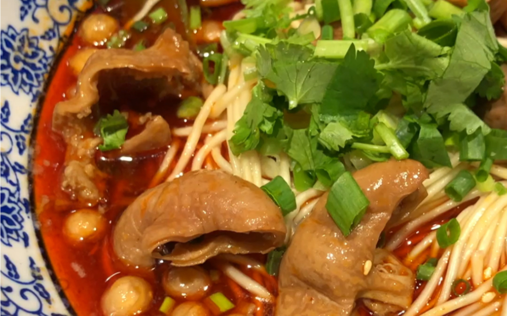 红烧肥肠面配方:八角4克,小茴香6克,三奈2克,砂仁1.