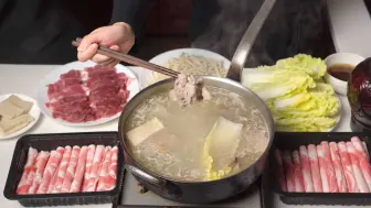 Download Video: 我复刻了《民工》范明吃的羊肉火锅，有肉有菜还有面，吃得太香了！