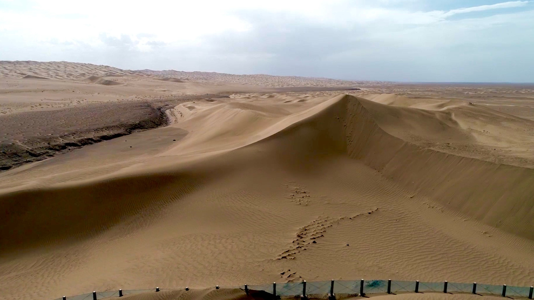 敦煌野沙漠,比景区好玩儿.我们的路子就是野