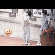 Descargar video: 张极：小宝，你过来，我有东西给你 张泽禹：什么东西？ 嗨害嗨，猜猜是什么吧，看过物料的应该都知道吧