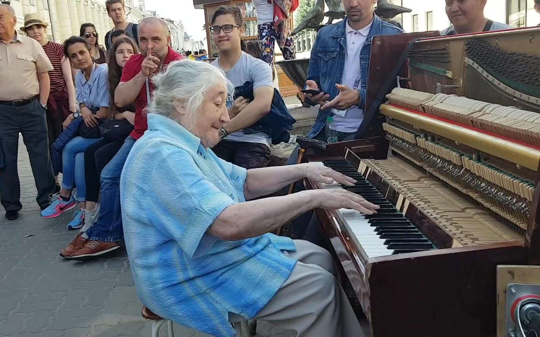 俄国街头老奶奶钢琴表演赢得众人掌声钢琴踏板还嘎吱作响