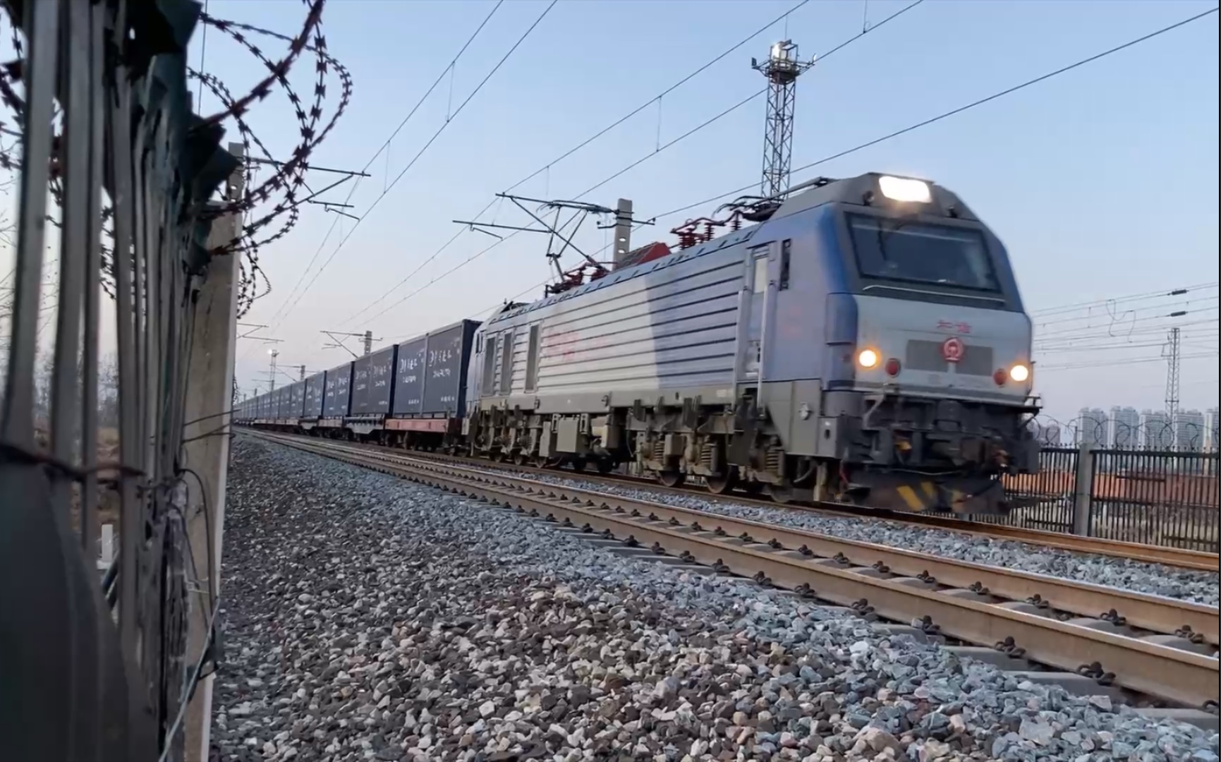 活动作品hxd2b牵引假集装箱大列交汇hxd3d牵引的客车