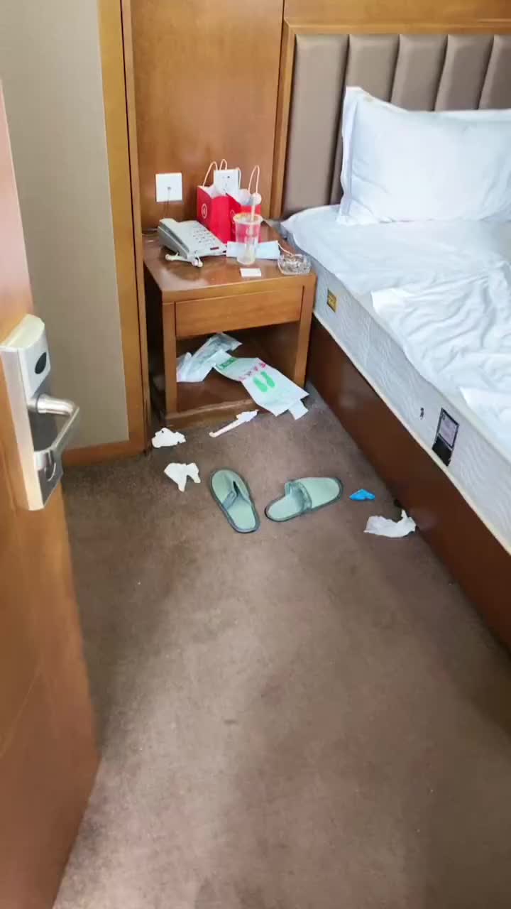 情人节过后的酒店房间.