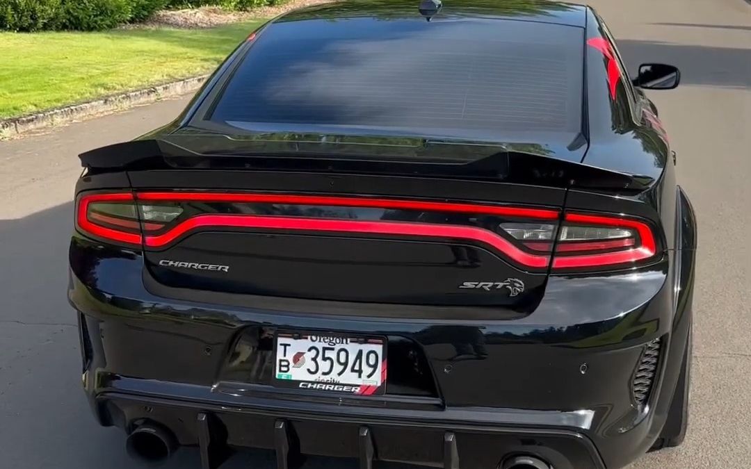 2023 道奇 charger 地狱猫(这后尾灯像什么?