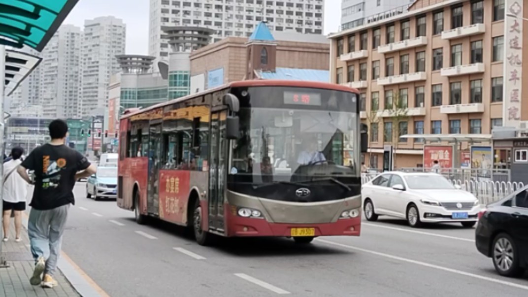 大连公交8路一汽ca6125sh9通过兴工街