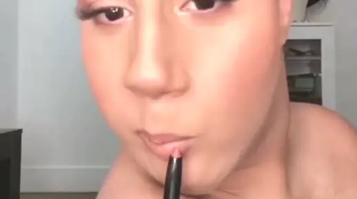 就算失去了四肢，也能画出好看的妆容，他真的好棒