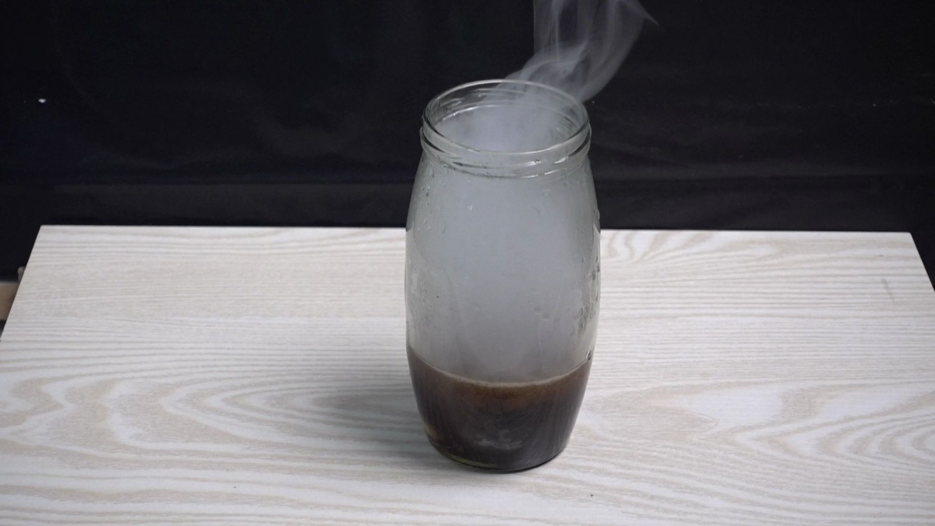 高温铁球放入可乐中,加热后的可乐会膨胀吗?_哔哩哔哩_bilibili