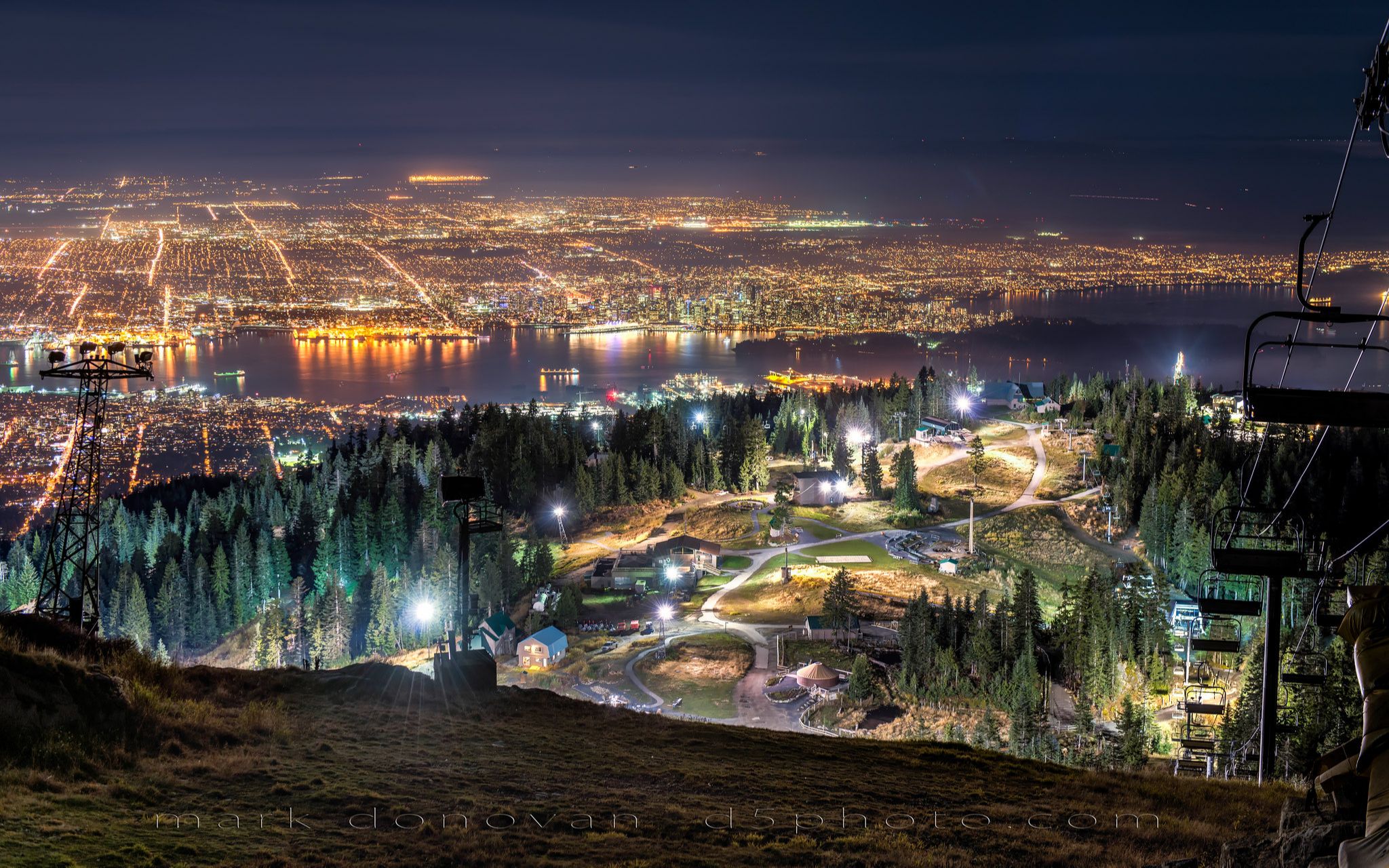 在松鸡山山顶看温哥华城市夜景灯光