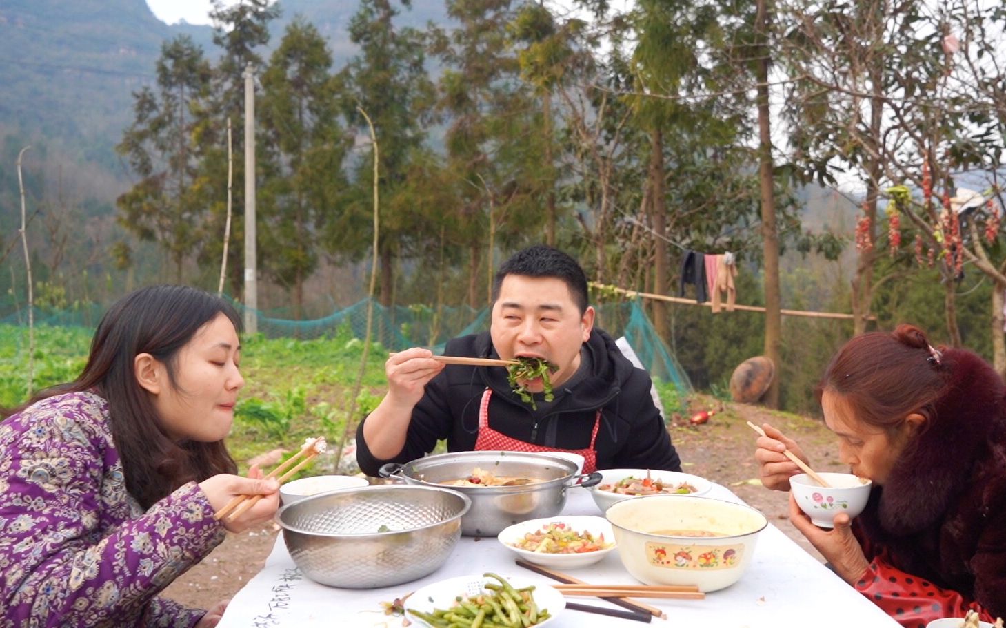 小舅子抓鱼超小厨搞野炊,4斤草鱼做"红烧豆腐鱼"配米饭吃过瘾