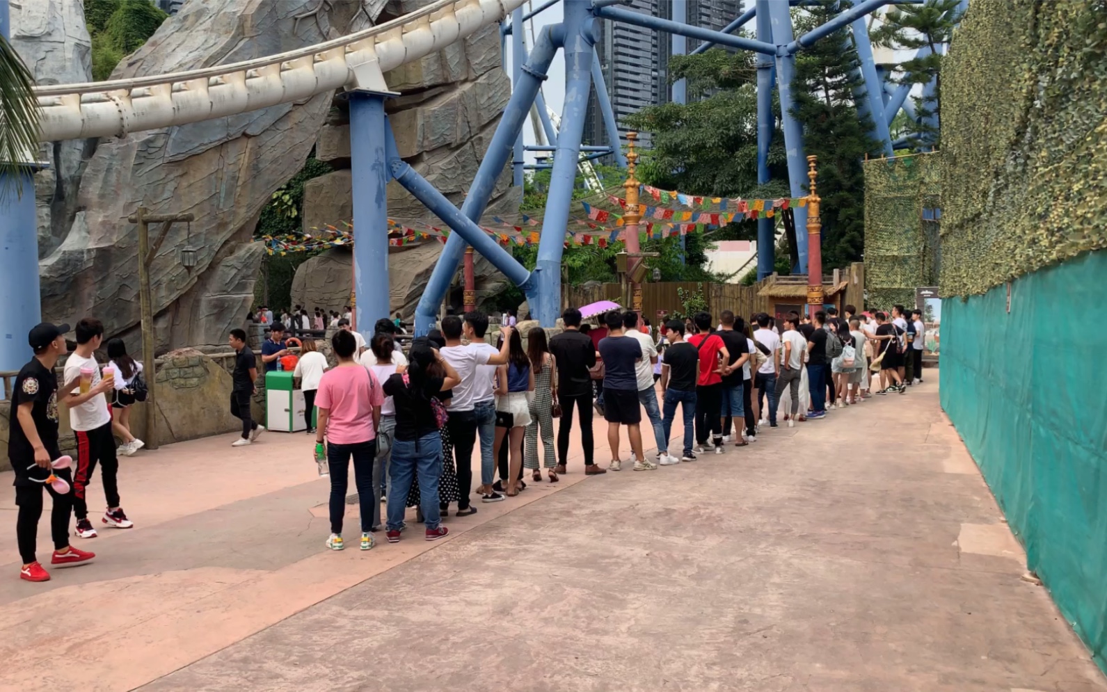 玩过山车,排队的超过了千人了吧.知道怎么不用排队嘛?