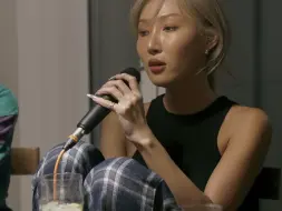 Video herunterladen: 华莎HWASA - 'NA' live at home