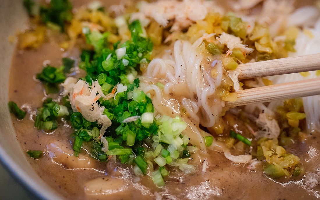 武汉非遗·鱼糊汤粉|干不掉外面的我不如下楼端一碗|rice noodles in