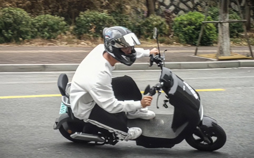 骑电驴练习压弯