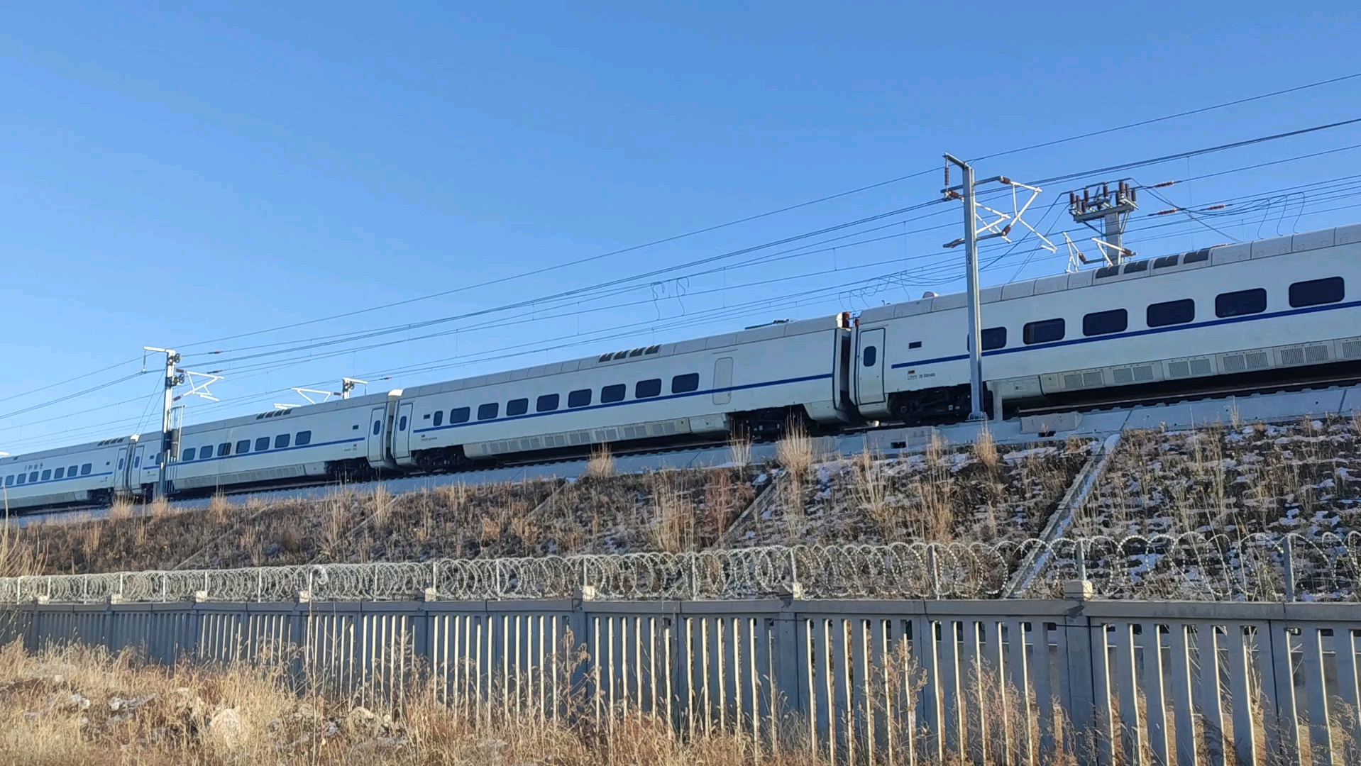 (东花园站拍摄)列车驶出京张高铁东花园北站