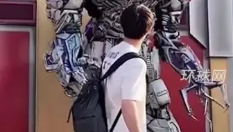 游客与威震天拍照竖中指被反怼，开玩笑要有度，出来玩得要脸！