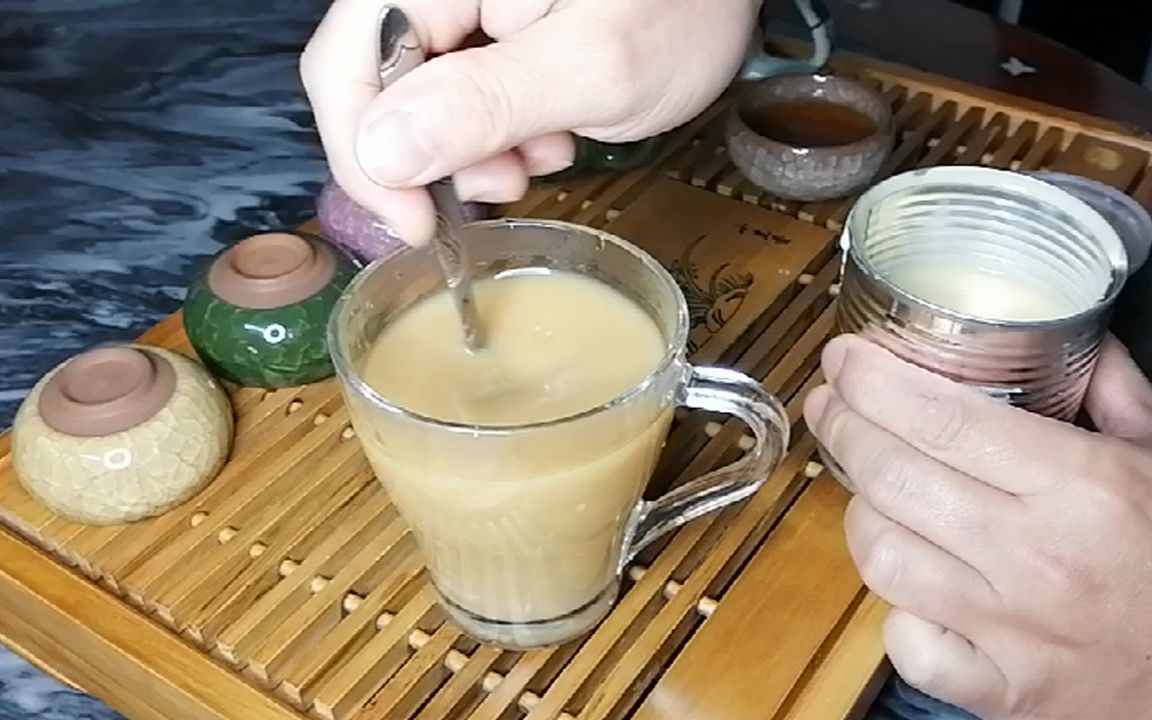 奶茶最简单的做法,奶香浓郁,健康好喝,一勺炼奶加红茶就搞定哔哩哔哩bilibili